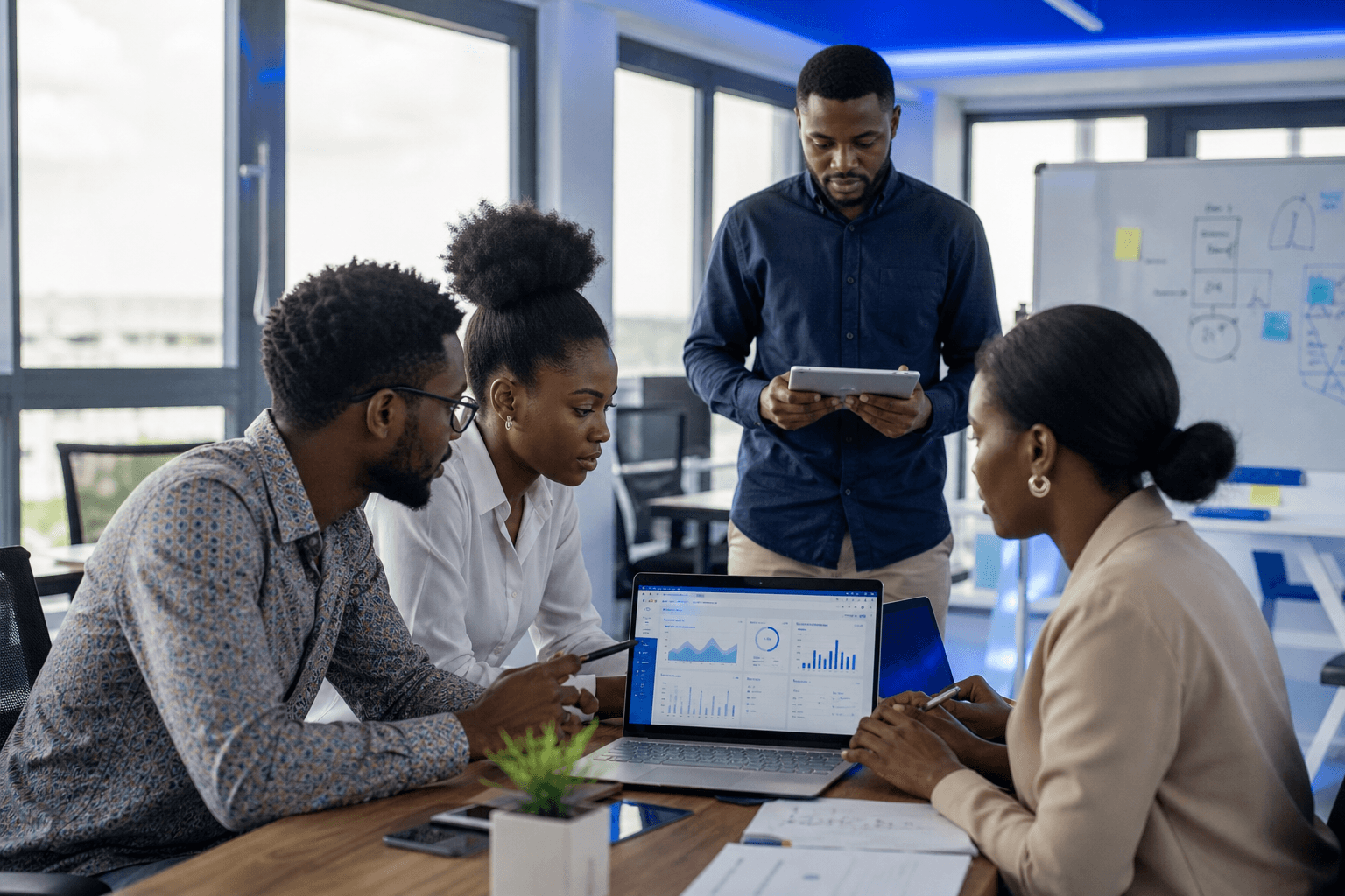 Équipe NextTechnologies en train de collaborer dans un bureau à Kinshasa